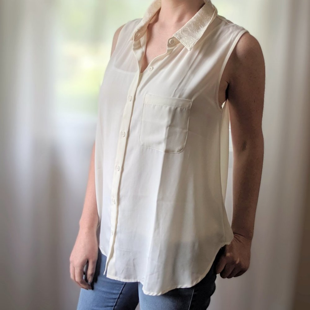Forever 21 Sleeveless Lace Panel Button Down Top M